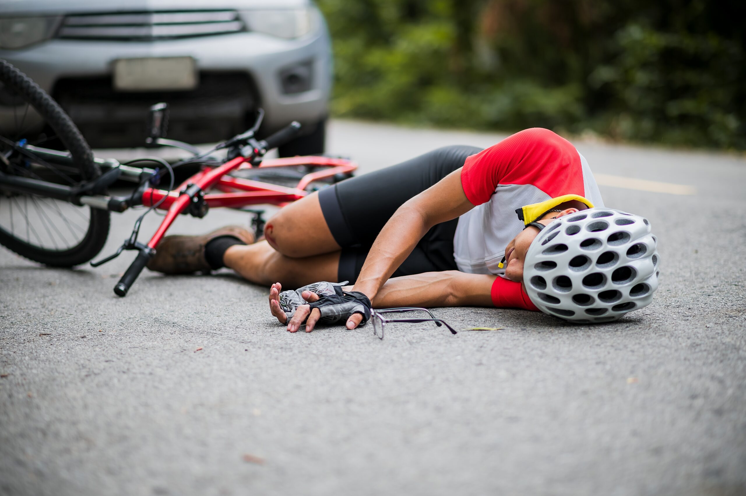 Fietser fietst door rood en komt in botsing met een automobilist.  2025